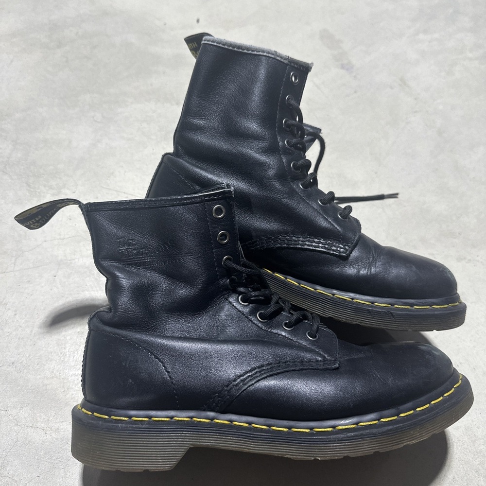 Women's Dr. Martens Lace up Boots SZ 9 BLK Leather Punk Goth Thick Soles Rubber